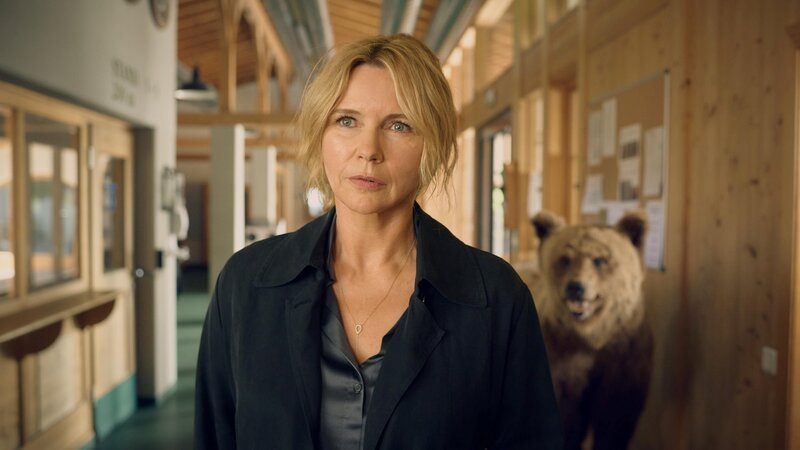 Birgit Reincke (Veronica Ferres) trifft auf Benedikt Hofanger, er ist hier Vorsitzender. Wer hat Gewehre entliehen? – Bild: RTL /​ Walter Wehner