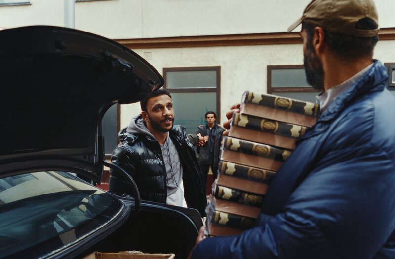 Ermittlung im IS-Milieu: Murat Cem (Tamer Trasoglu, re.) mit Omar (Wael Almuhtadi, li.) und dem Einzelgänger Anis Amri (Wael Alkhatib). – Bild: ARD Degeto Film/​HR/​NDR/​rbb/​NEUESUPER GmbH/​Petro Domenigg