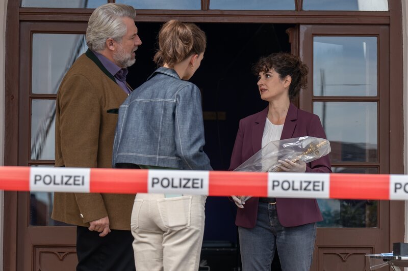 Rechtsmedizinerin Dr. Dimos (Anastasia Papadopoulou, r.) informiert die Cops Stadler (Dieter Fischer, l.) und Beck (Michaela Weingartner, M.) über die ersten Untersuchungsergebnisse. – Bild: ZDF und Thomas Neumeier