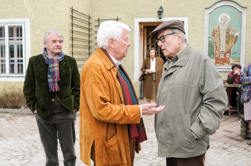 Paul kann seinen Freund Horst (Peter Fröhlich) nur mühsam überzeugen, die illegalen Geschäfte weiter zu betreiben (v.li.: Branko Samarovski, Peter Weck, Gertrud Roll, Peter Fröhlich). – Bild: ORF 2