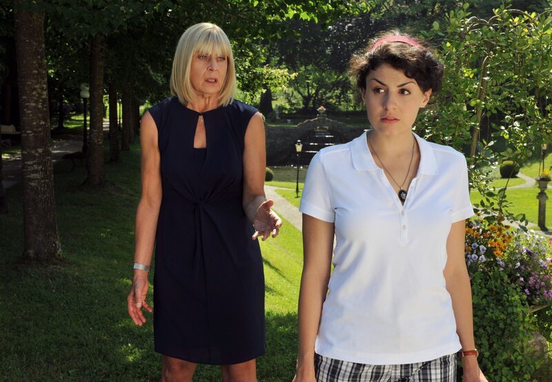 Charlotte (Mona Seefried, l.) verliert die Nerven, als Pauline (Liza Tzschirner, r.) sie mit ihrem Verdacht konfrontiert, ihr Vater habe Paulines Großvater getötet. – Bild: ARD/​Ann Paur