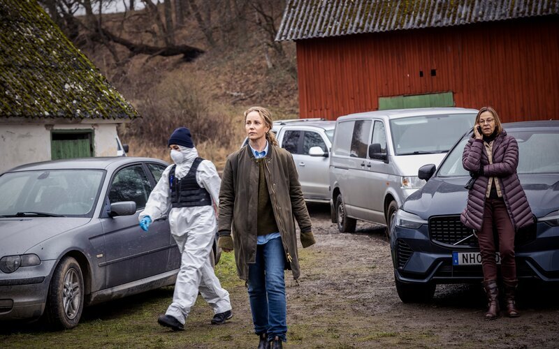 Iris (Sofia Helin, 2.v.l.) und Kerstin (Kajsa Ernst, r.) lassen das alte Haus, an dem Jonathans Leiche zuerst gefunden wurde, unter die Lupe nehmen. – Bild: ZDF und Carolina Romare