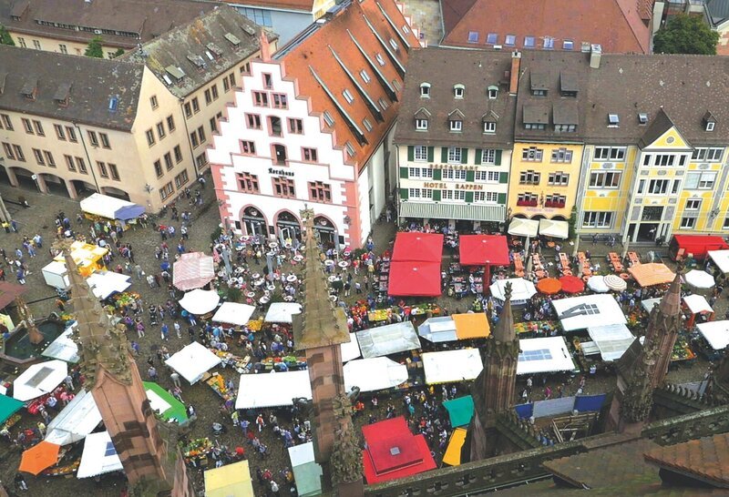 An den 160 Ständen des Münstermarktes rund um die gotische Kirche finden Einheimische und Besucher das, was in der Region gefischt, angebaut und geerntet wird. – Bild: Mark Klotz