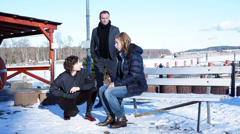 Nina Rubin (Meret Becker) und Robert Karow (Mark Waschke) befragen Vitos Mutter Doris (Jule Böwe) bei der Tauchschule. – Bild: rbb/​ARD Degeto/​Aki Pfeiffer