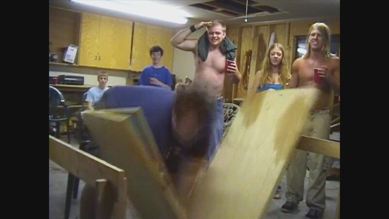 Party guy in a garage fails at a head board break.  (credit: Launchpad Entertainment) – Bild: Copyright © The National Geographic Channel.