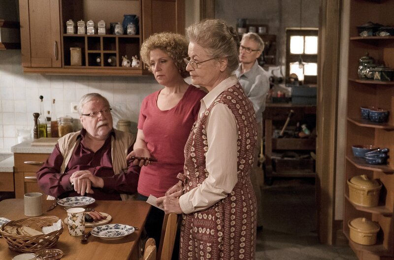 Angela, Tayos Mutter, kündigt Bea telefonisch ihren Besuch auf dem Fallerhof an. Die Familie hat Angst, dass Angela Tayo wieder mitnehmen möchte, und sieht dem Besuch besorgt und ängstlich entgegen. V. li.: Hermann (Wolfgang Hepp), Bea (Christiane Brammer), Karl (Peter Schell) und Johanna (Ursula Cantieni). – Bild: SWR/​Stephanie Schweigert