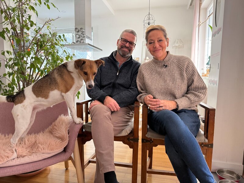 Gerold Rudle und Monica Weinzettl mit ihrer Hündin Piper. – Bild: ORF/ON-MEDIA TV- und Filmproduktion GmbH Gerold Rudle und Monica Weinzettl mit ihrer Hündin Piper. – Bild: ORF/ON-MEDIA TV- und Filmproduktion GmbH