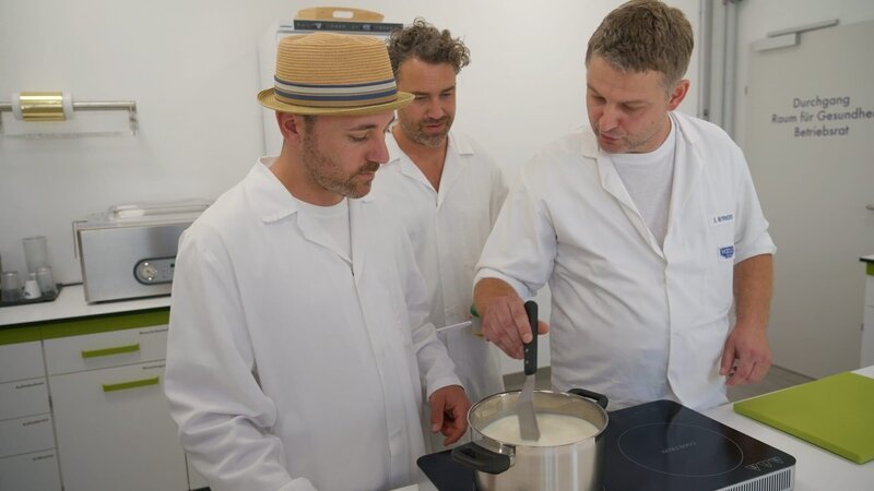 Pascal Kitzmüller (l.) und Karl Löwenherz (m.) machen Käse. – Bild: ServusTV /​ Bilderfest