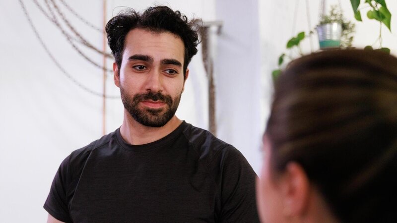 Baris (Metehan Demiröz) steht vor Esma (Özge Delioglan) zu seiner Entscheidung, Larissa die Wahrheit zu sagen. – Bild: RTL