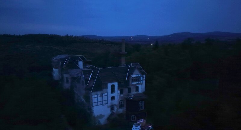Johaniterheilstätte bei Nacht. – Bild: HR/​Sebastian Krausse