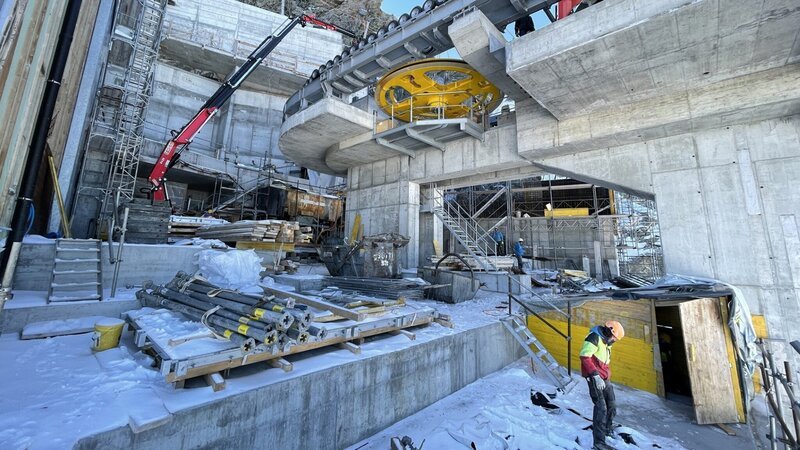 Mit Hilfe von LKW, Materialseilbahn und Helikopter werden die Bestandteile transportiert. – Bild: WELT