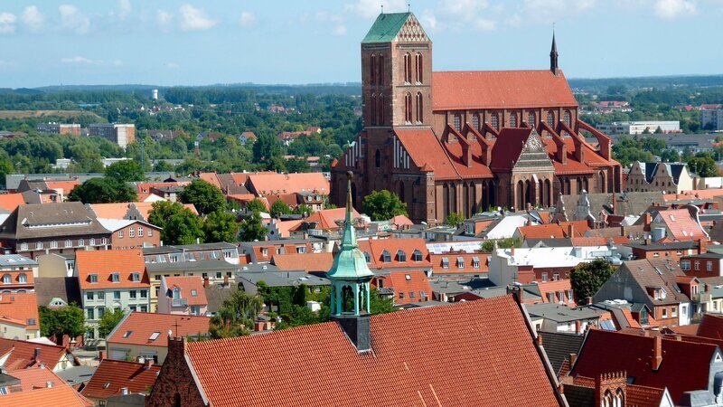 Blick von der Georgenkirche auf die Stadt und Nikolaikirch – Bild: 3sat