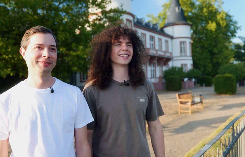 hr-fernsehen 7 TAGE&nbsp;… ELITESCHULE, „Ein Film von Constatin Röse und Sebastian Krausse“. Reporter Constantin (li.) und Schüler Robin vor dem Internatsschloss. – Bild: HR/​Sebastian Krausse
