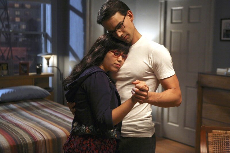 Betty (America Ferrera, l.) und Henry (Christopher Gorham, r.) beschließen, die verbleibende gemeinsame Zeit nun richtig zu nutzen&nbsp;… – Bild: PLURIMEDIA (ABC Studios)