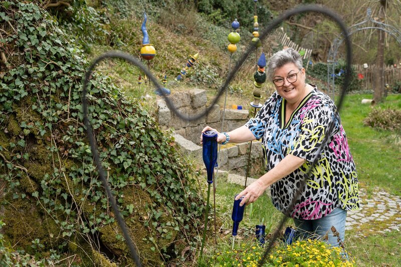 Margit in ihrem Garten in Neunburg vorm Wald. – Bild: Josef Mayerhofer /​ BR /​ BR/​Josef Mayerhofer