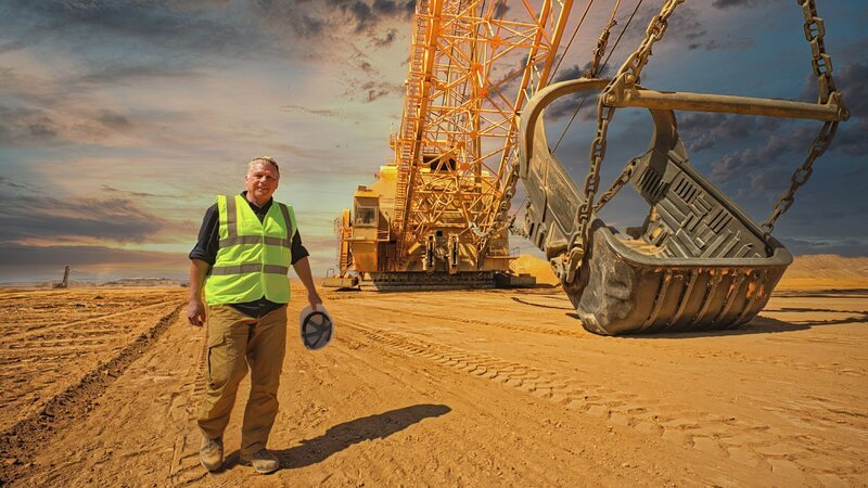 Der Geologe Colin Devey ist bei Untersuchungen in der jordanischen Phosphor-Mine. – Bild: History /​ Ole Gurr