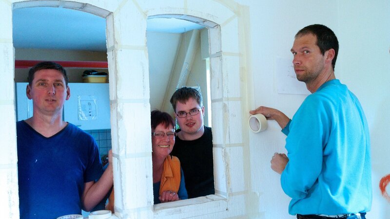 Mit nur 500 Euro Budget soll eine authentische Burgküche entstehen. Das Highlight soll ein Durchbruch zum Esszimmer werden. Franzi, Ursula, Sebastian und Edgar (v.li.) helfen zusammen, um diesen Wunsch zu verwirklichen. – Bild: RTL II