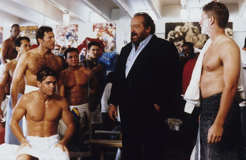 Jack ‚Extralarge‘ Costello (Bud Spencer, vorne, 2.v.r.) – Bild: Tobis Film GmbH
