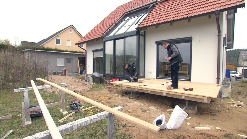 Die Spuren der Dauerbaustelle im Garten werden durch eine neue Terrasse beseitigt. – Bild: RTL II