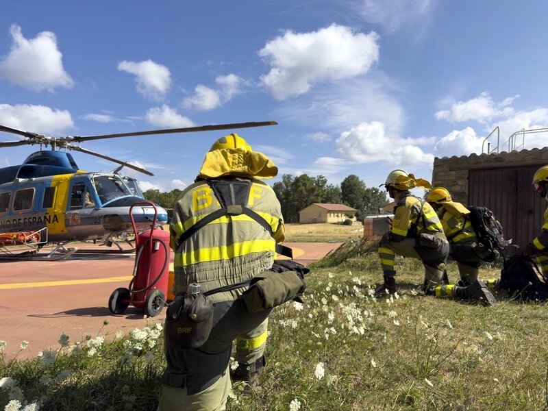 Die spanische Waldbrandspezialeinheit BRIF steigt in Heli. – Bild: Ma Raab /​ ZDF und Ma Raab