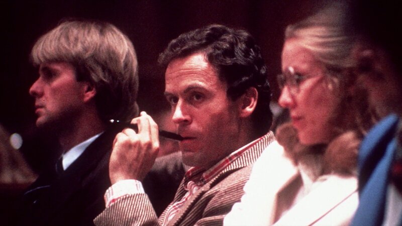 Die wenigen Opfer die seine brutalen Angriffe überleben, schweigen. – Bild: Ted Bundy