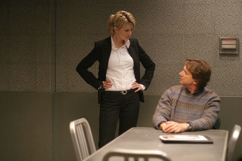 Det. Lilly Rush (Kathryn Morris, l.) ist fest davon überzeugt, dass Freely (Don McManus, r.) etwas mit dem Mord an der kleinen Toya Miles zu tun hat&nbsp;… – Bild: Warner Bros. Television