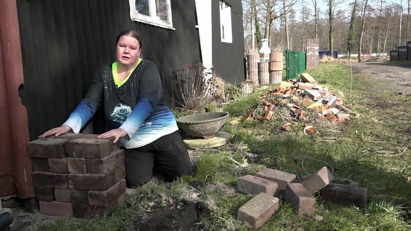 Nach dem harten Winter gibt es für Sandra (Foto) und ihre Familie in Ostfriesland derweil jede Menge zu tun. Das große Haus samt Garten fordert vollen Einsatz – besonders, weil Sandra und Tino große Pläne für eine Umgestaltung des Außenbereichs haben. – Bild: RTLZWEI