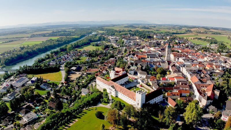 Die Enns fließt bei der gleichnamigen Stadt in die Donau. – Bild: ORF/​embfilm
