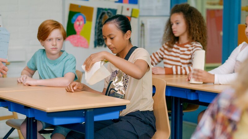 Summer hofft auf die Unterstützung ihrer Freunde Mo und Co, als die Begleitpersonen für die Klassenfahrt gewählt werden (v.li.: Freek Buikema, Helena Burden, Yara El Ouatki). – Bild: ORF/​Beta Film/​Fiction Valley/​Avrotros