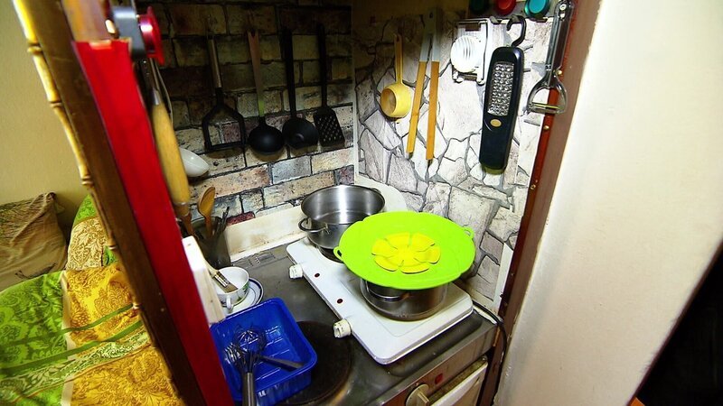 Zum Kochen gibt es nur eine winzige Nische. – Bild: ORF Zum Kochen gibt es nur eine winzige Nische. – Bild: ORF