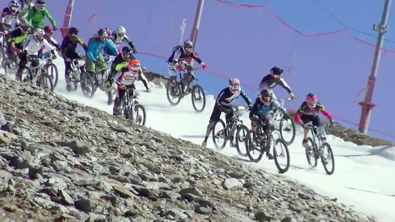 Huge group crash during downhill bike race.  (credit: Jukin) – Bild: Copyright © The National Geographic Channel.