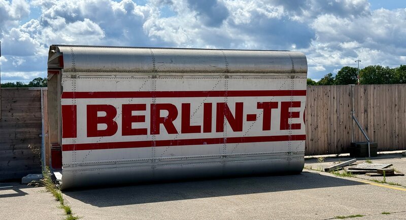 Ein Teil eines ehemaligen Gateways des Flughafens Berlin-Tegel. – Bild: rbb/​Silke Cölln