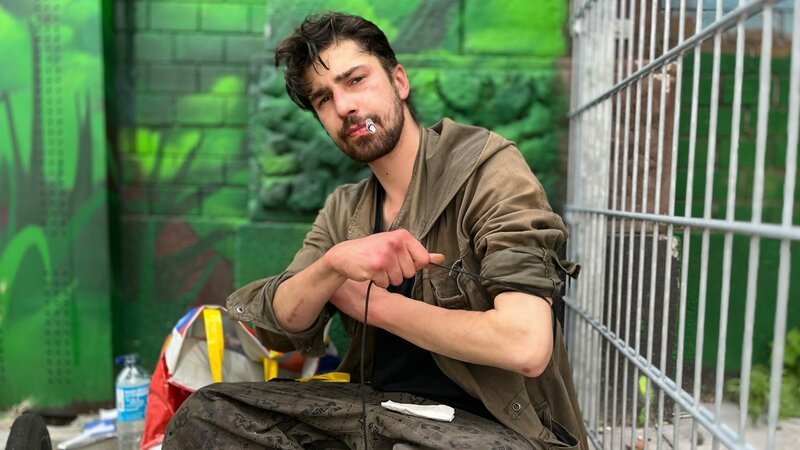 Marlon ist erst seit einem halben Jahr in Hamburg. Doch die Drogenszene hat ihn gänzlich verschlungen. Er spritzt sich bis zu vier mal am Tag Heroin. – Bild: RTLZWEI