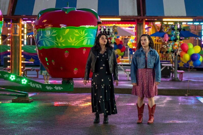 Mel Vera (Melonie Diaz, l.); Maggie Vera (Sarah Jeffery, r.) – Bild: Colin Bentley