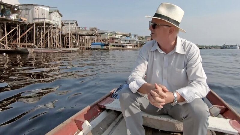 Pfarrer Piotr Schewior auf einem Boot unterwegs zu seiner Gemeinde. – Bild: Bibel TV