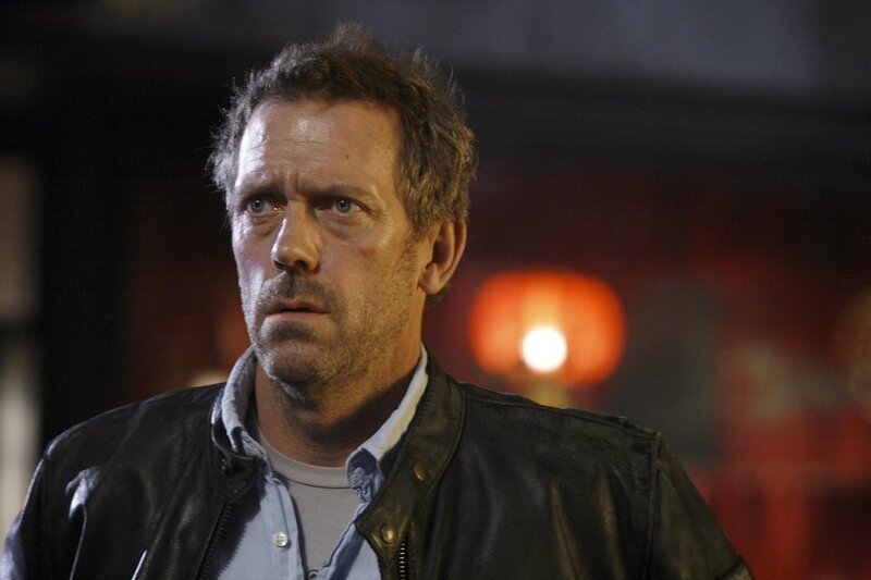Dr. Gregory House (Hugh Laurie) gerät von einer Ohnmacht direkt in einen Alptraum … – Bild: NBC Universal, Inc. /​ 20th Century Fox /​ Isabella Vosmikova