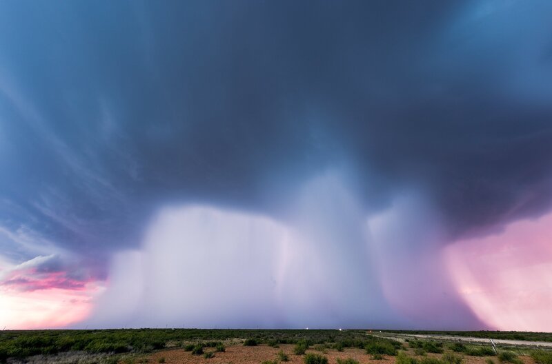 Eine heftige Fallböe lässt eine Regensäule unter einem Gewitter herabstürzen. – Bild: Mike Olbinski