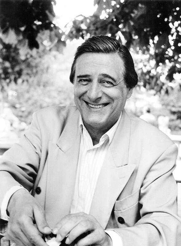„Ein bissl was geht immer!“ Mit diesem Spruch ist der „Monaco Franze“ in die Fernsehgeschichte eingegangen – und mit ihm Helmut Fischer, der diesen charmanten Vorstadtcasanova so hinreißend verkörpert hat. Zur Erinnerung an den beliebten Münchener Schauspieler hat Sybille Krafft die Höhepunkte aus seinen Film- und Fernsehauftritten zusammengestellt. Sie zeigt Helmut Fischer nicht nur in seinen berühmten, sondern auch in ungewohnten Rollen. Ergänzt wird diese Werkschau mit Ausschnitten aus dem letzten großen Fernsehinterview, das Helmut Fischer der Autorin ein paar Monate vor seinem Tod noch gegeben hatte. – Bild: BR/​Edith von Welser-Ude