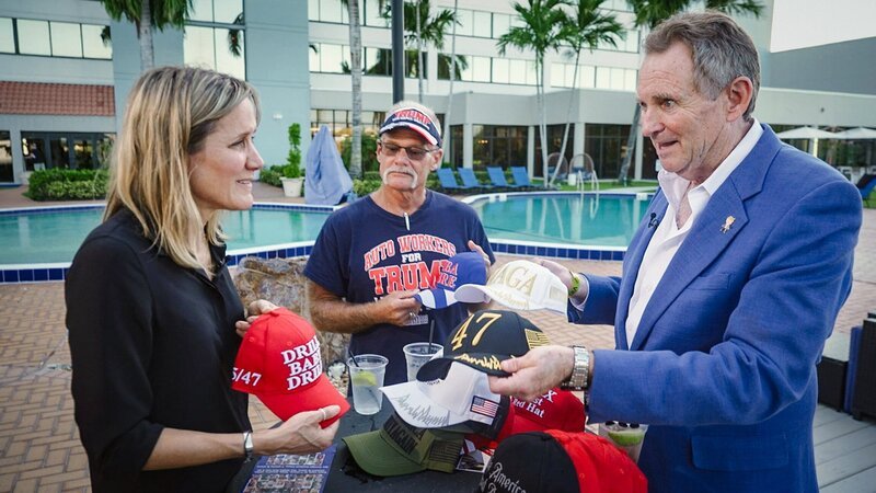 v.l. Barbara Lüthi im Gespräch mit Brian Pannebecker, Präsident Autoworkers for Trump, und Ron Salomon, Inhaber eines Trump-Merchandise-Unternehmens. – Bild: SRG SSR