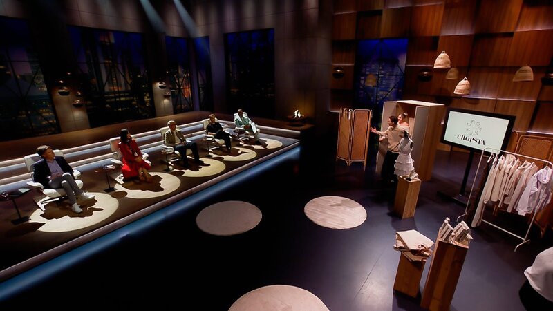 Die Löwen Carsten Maschmeyer, Judith Williams, Frank Thelen, Janna Ensthaler und Ralf Dümmel (v.li.) und das Gründerpaar von Cropsta. – Bild: RTL /​ Folge 180