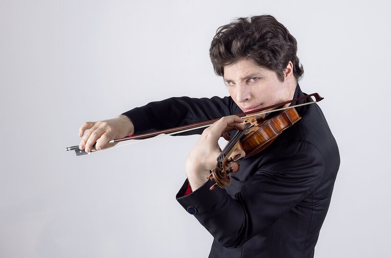Für ARTE gewährt der Geiger Augustin Hadelich Einblicke in seine Arbeit und erklärt, wie eine Interpretation eines Musikstücks entsteht. – Bild: Suxiao Yang