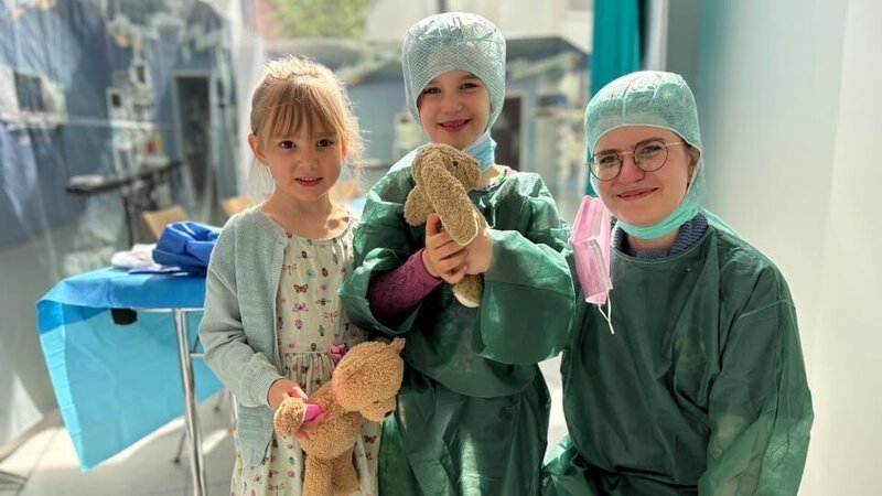 Marie (1. von links) und Martha (2. von links) besuchen mit ihren Kuscheltieren eine Teddyklinik in der Berliner Charité. – Bild: KiKA/​Matthias Eder