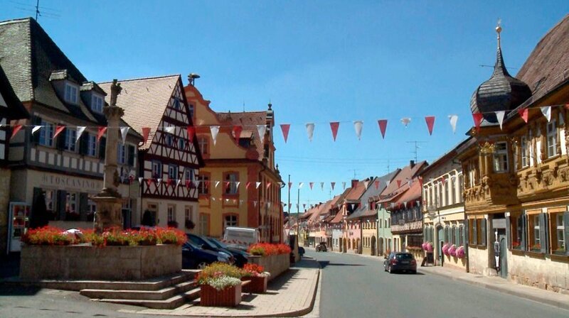 Wunderschöne Altstadt mit Fachwerkhäusern – die Stadt Scheßlitz in Oberfranken. – Bild: BR/​Werner Teufl