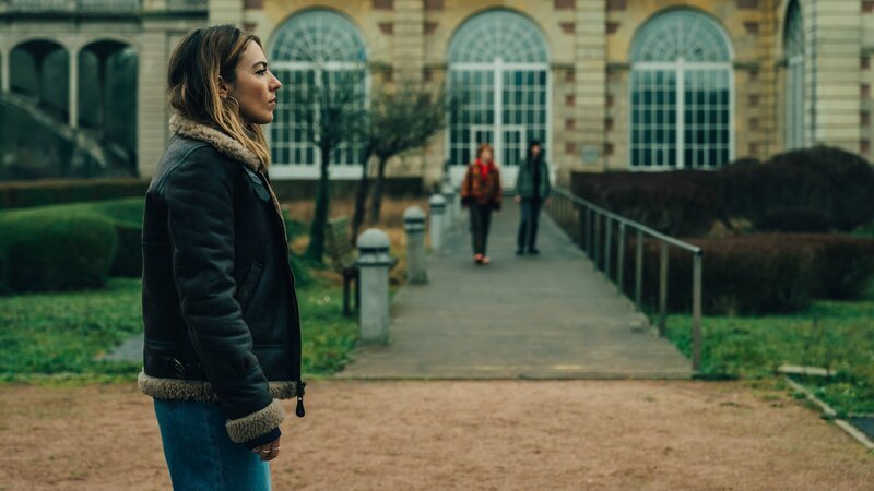 Sylia (Constance Labbé, l.) hat eine Location gefunden, in der sie und ihre Schwestern Alexia (Claire Romain, M.) und Tamara (Camille Lou, r.) sich in aller Ruhe mit dem gestohlenen Safe beschäftigen können. – Bild: ZDF