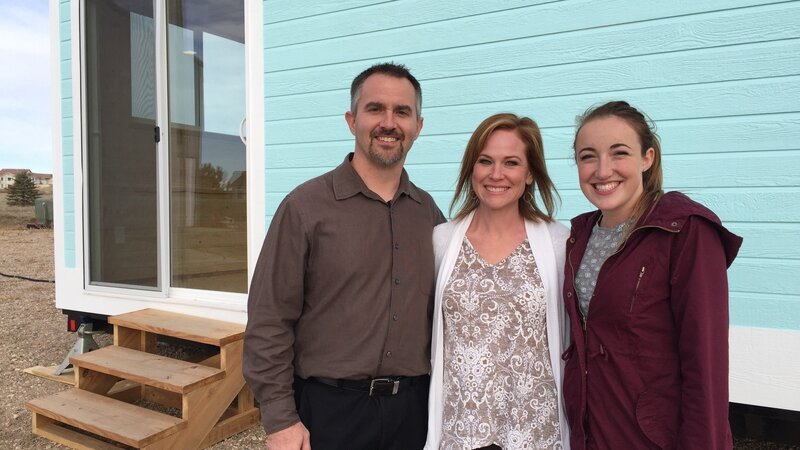 Jaden (right) has enlisted the help of her longtime friends and realtors Shawn (left) and his wife Kari to help her find a tiny house on wheels in Fort Collins, CO. – Bild: HGTV/​Scripps Networks, LLC. All Rights Reserved
