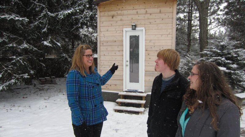 Real estate agent Amy (left) is excited to show homebuyers Alex (center) and Korie (right) this 144 sq. ft. tiny house on wheels in Elgin, IL. As seen on Tiny House Hunters. – Bild: Discovery Channel