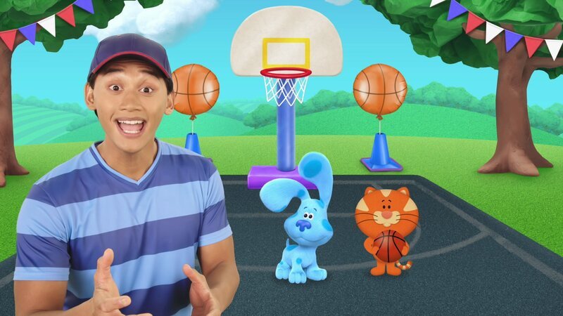 L-R: Josh (Joshua Dela Cruz), Blue, Orange Kitten – Bild: Paramount