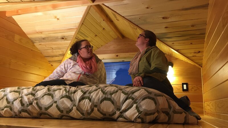 As seen on Tiny House Hunters, homebuyers Gwen (left) and Tove (right) check out this spacious loft big enough for a queen bed and ample head room. – Bild: Discovery Channel (BULG)