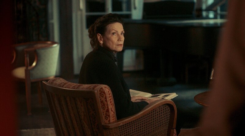 Dorothea (Sabine Vitua) sucht in ihrer Vergangenheit nach Hinweisen. – Bild: WDR/​Flare Film/​Guido Engels