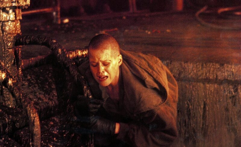Vom schier aussichtslosen Kampf gezeichnet: Alien-Jägerin Ellen Ripley (Sigourney Weaver)&nbsp;… – Bild: Fox /​ Twentieth Century Fox Film Corporation. All rights reserved